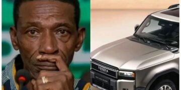 Guinée : Mamadi Doumbouya offre un véhicule à l’artiste Fodé Baro